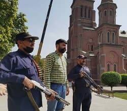 Guardias armados protegen la catedral de Lahore, en Pakistán