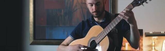 Adam Rieger sigue tocando su guitarra en el seminario, pero ahora para orar y servir a Dios