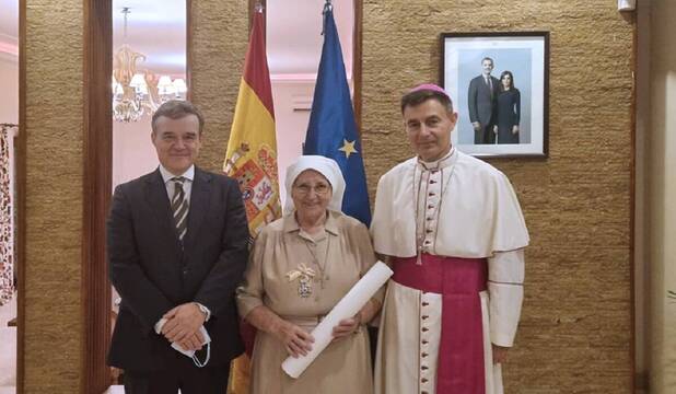 La misionera Conchita López, con el embajador español en Sudán, Alberto José Ucelay; y el Nuncio, monseñor Luis Miguel Muñoz.