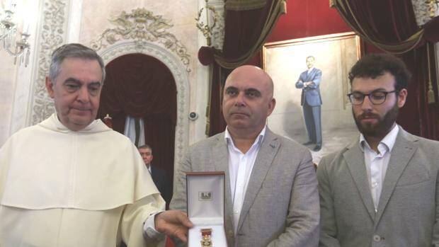 Entrega en 2017 a los dominicos de la Medalla de Oro de la ciudad de Cádiz a la Virgen del Rosario - foto de Antonio Vázquez en La Voz de Cádiz