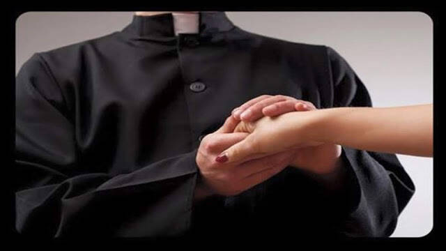 ¿Cómo debe comportarse la mujer con el sacerdote?