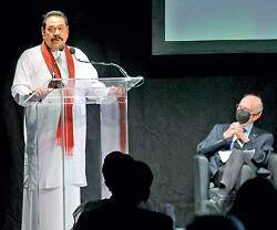 Majinda Rajapaksa, primer ministro y hermano del presidente de Sri Lanka, en el Interfaith G20 de Bolonia