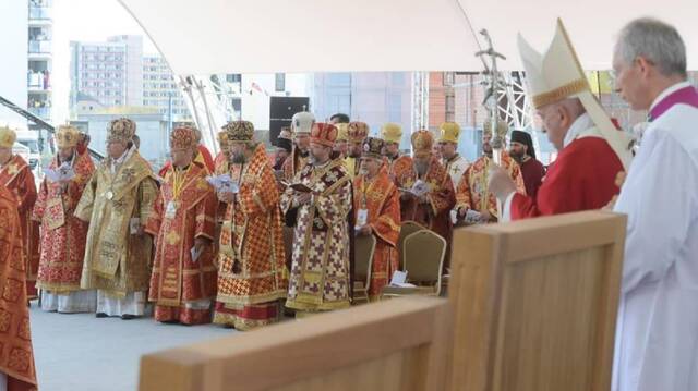 El Papa estuvo acompañado por los obispos y sacerdotes de rito greco-católico durante la misa celebrada en Presov / Fotos: Vatican Media