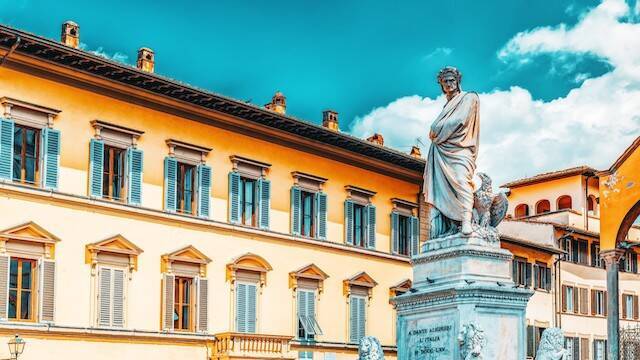 Monumento a Dante Alighieri en la Piazza della Santa Croce de Florencia.