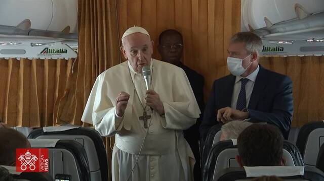 El Papa respondió las preguntas de los periodistas en el vuelo de vuelta de Bratislava a Roma