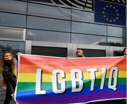 Manifestantes del lobby gay que presionan en el Europarlamento, ante la inacción o colaboración de algunos partidos de centro o derecha antifamilia
