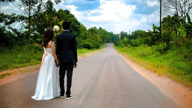 Recién casados en una carretera.