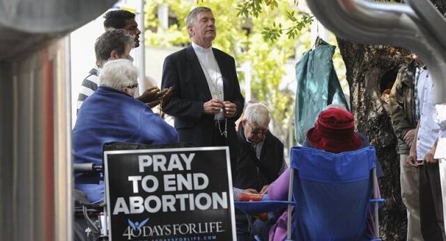 El arzobispo Prowse de Canberra reza el rosario en 2015 en la campaña de 40 Días por la Vida ante una clínica abortista