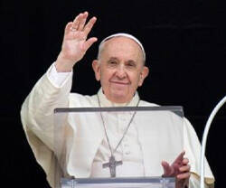 El Papa Francisco saluda a los fieles durante el rezo del Ángelus