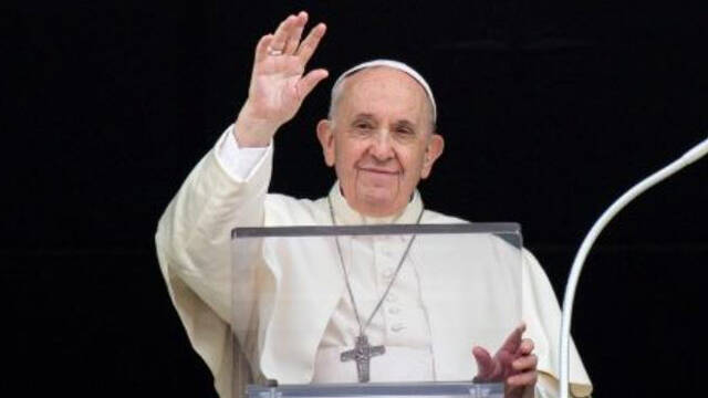 El Papa Francisco saluda a los fieles durante el rezo del Ángelus