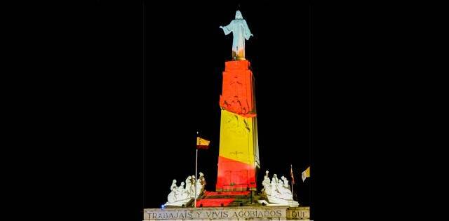 El Cristo del Cerro de los Ángeles, que fue demolido y fusilado durante la Guerra Civil, revestido con los colores de España... no falta la oración en su basílica
