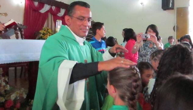 El padre Elio cuenta la situación que vive Venezuela y lo que hace la Iglesia para ayudar / CARF