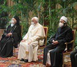 El Papa, junto a otros líderes religiosos en el acto celebrado en el Vaticano