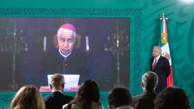 El cardenal Rogelio Cabrera lee ante AMLO la carta del Papa.