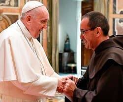 Fray Miguel Márquez, ya como superior general, saludando al Papa Francisco