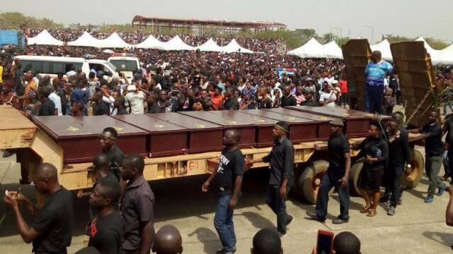 Ataúdes de cristianos asesinados en Nigeria.