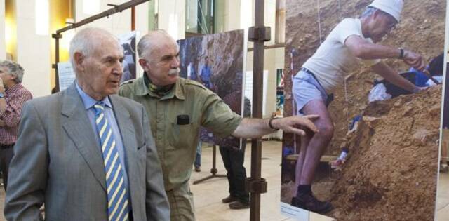 Un anciano Emiliano Aguirre en 2011, con Eudald Carbonell, en una muestra sobre su trabajo en Atapuerca - foto de Ricardo Ordóñez . Ical 