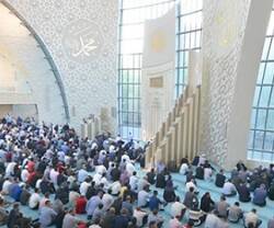 Oración en la mezquita Ditib, de Colonia, financiada por el Estado turco
