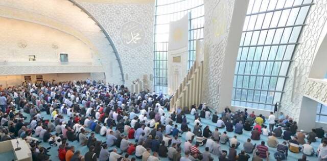 Oración en la mezquita Ditib, de Colonia, financiada por el Estado turco