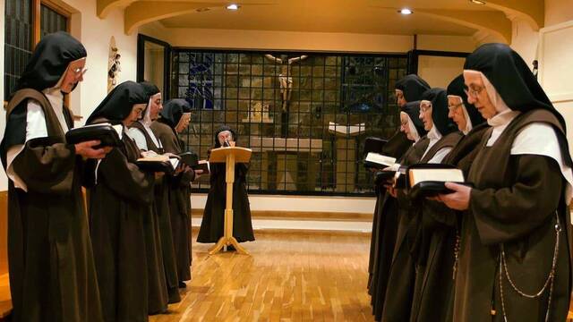 Carmelitas rezando las horas.