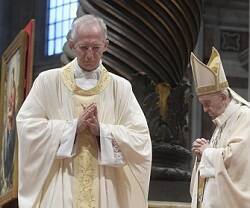 Guido  Marini, que desde 2007 era el maestro de ceremonias pontificas, es ya obispo, ordenado por el Papa Francisco