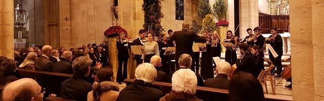 Concierto de música clásica en una iglesia