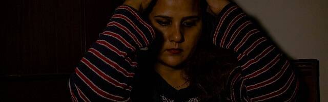 Mujer herida, hundida en la oscuridad - foto de Hassan Vakil en Unsplash