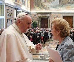 Francisco saluda a Anna Maria Tarantola, presidente de la Fundación Centesimus Annus sobre Doctrina Social de la Iglesia