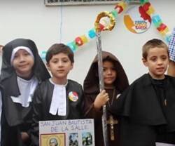 Niños celebran Holywins vestidos de santos en un colegio hispanoamericano en 2014