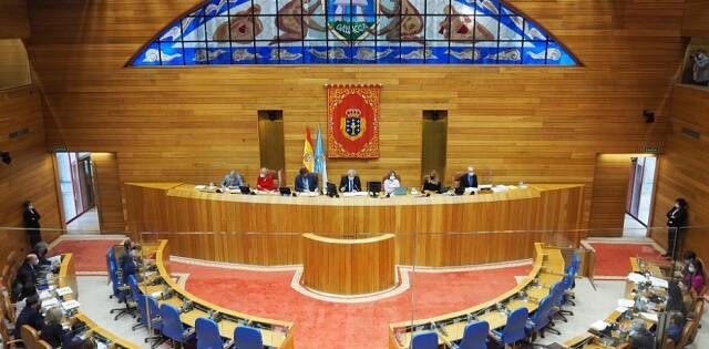 El Parlamento gallego tiene 3 fuerzas parlamentarias: PP, socialistas y nacionalistas gallegos de izquierda radical