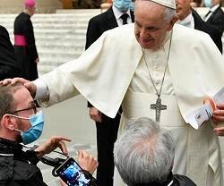 El Papa Francisco bendice a un peregrino que acude a la audiencia en silla de ruedas