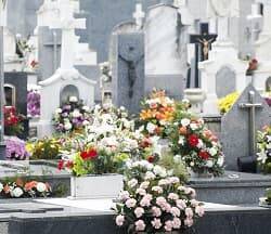 Cementerio con flores