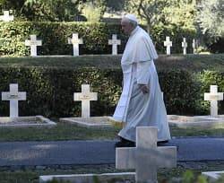 El Papa, en el Cementerio Militar Francés