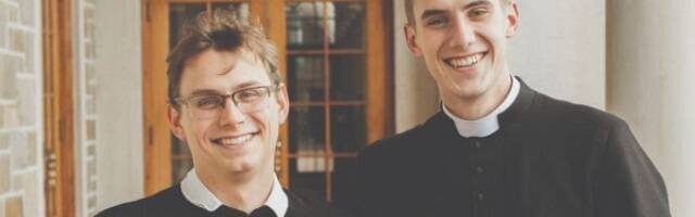 Los hermanos Henry y Edward Hoffmann crecieron en una familia protestante y hoy son ambos sacerdotes católicos.