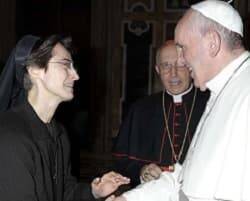 Raffaella Petrini saludando al Papa