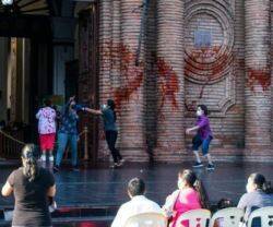 Feministas asaltan la catedral de Santa Cruz.