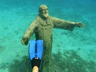 La estatua submarina del Padre Pío