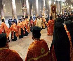 Procesión de clérigos greco-ortodoxos en la basílica de la Natividad de Belén