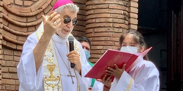 El domingo el arzobispo Gualberti salió a la calle en protesta por el aborto forzado a la niña en Santa Cruz, e hizo tocar las camapanas