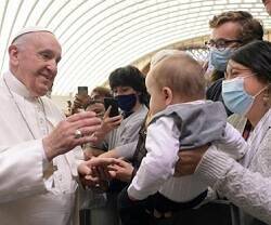 El Papa bendice un bebé durante la audiencia general del miércoles 24 de noviembre