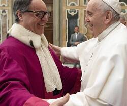 El Papa abraza al español Alejandro Arellano cuando es nombrado decano de la Rota - ahora examinará la reforma de las nulidades