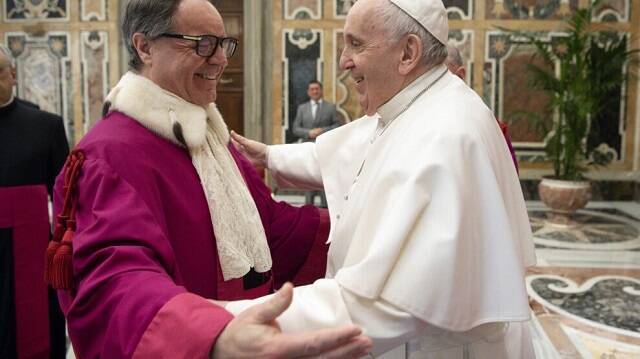El Papa abraza al español Alejandro Arellano cuando es nombrado decano de la Rota - ahora examinará la reforma de las nulidades