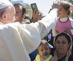 El Papa visitando refugiados en Lesbos en 2016... pronto volverá