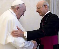 Fernando Ocáriz, prelado del Opus Dei, saluda al Papa Francisco / Opus Dei