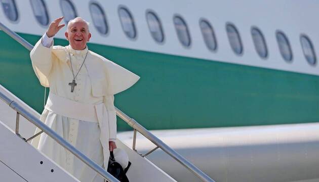 El Papa Francisco, subiendo al avión