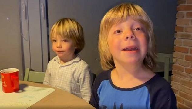 Reacción de dos niños tras escuchar el audio personalizado de los Reyes Magos