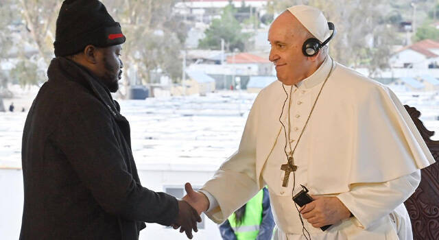 El Papa Francisco en Mitilene saludando a un refugiado