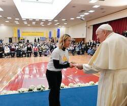 El Papa entrega un regalo a una joven.