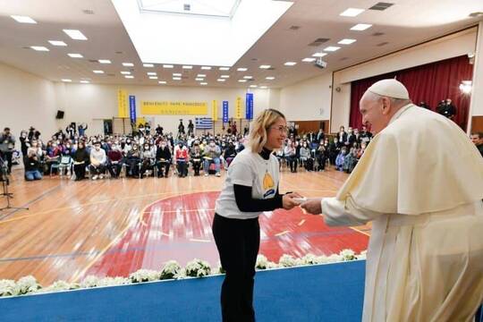 El Papa entrega un regalo a una joven.