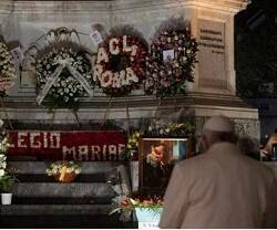 El Papa acudió a la columna de la Inmaculada en la Plaza de España a primerísima hora, aún de noche